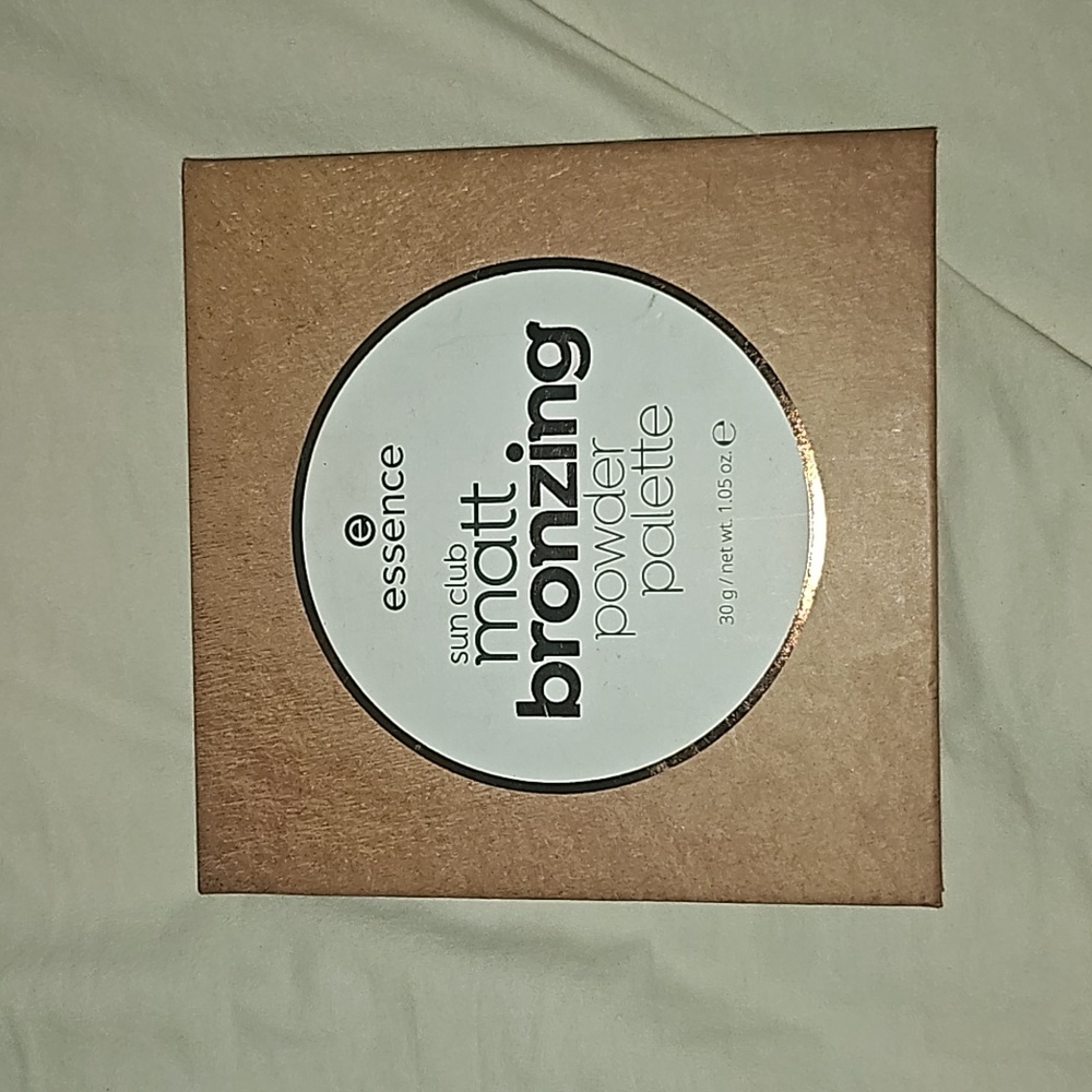 🍩Essence Cosmetics Bronzing Palette
